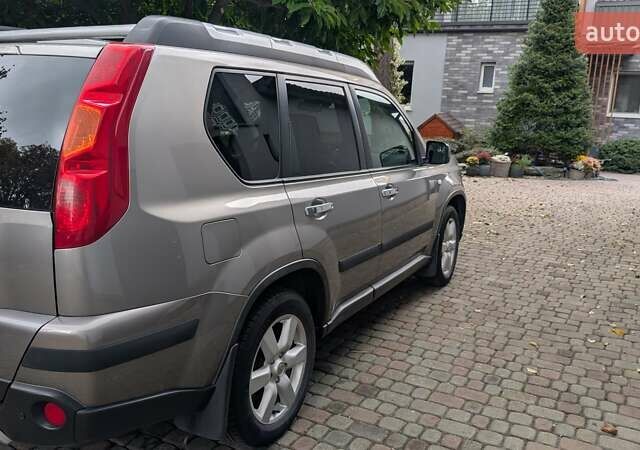 Серый Ниссан ИксТрейл, объемом двигателя 2 л и пробегом 158 тыс. км за 10500 $, фото 6 на Automoto.ua