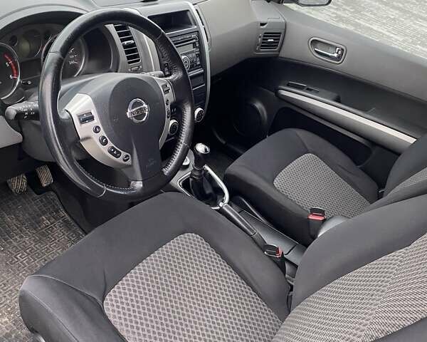 Серый Ниссан ИксТрейл, объемом двигателя 2 л и пробегом 235 тыс. км за 9500 $, фото 24 на Automoto.ua