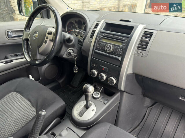 Серый Ниссан ИксТрейл, объемом двигателя 2 л и пробегом 159 тыс. км за 10000 $, фото 20 на Automoto.ua