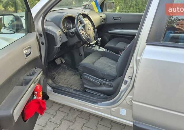 Серый Ниссан ИксТрейл, объемом двигателя 2 л и пробегом 172 тыс. км за 8500 $, фото 7 на Automoto.ua