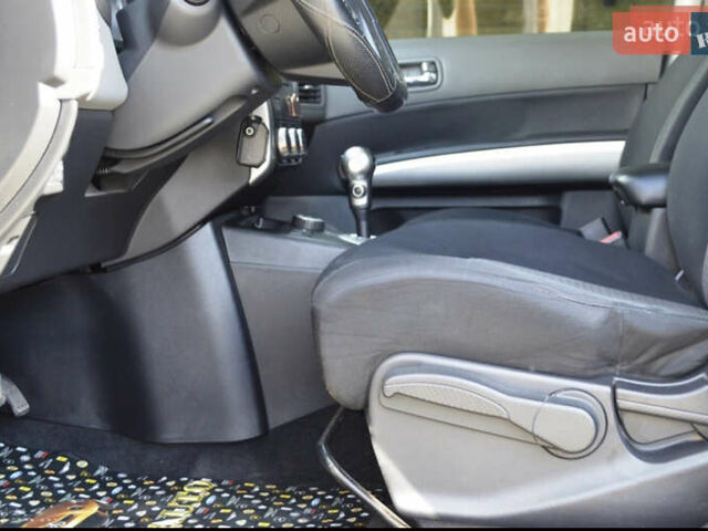 Серый Ниссан ИксТрейл, объемом двигателя 2 л и пробегом 180 тыс. км за 9500 $, фото 5 на Automoto.ua