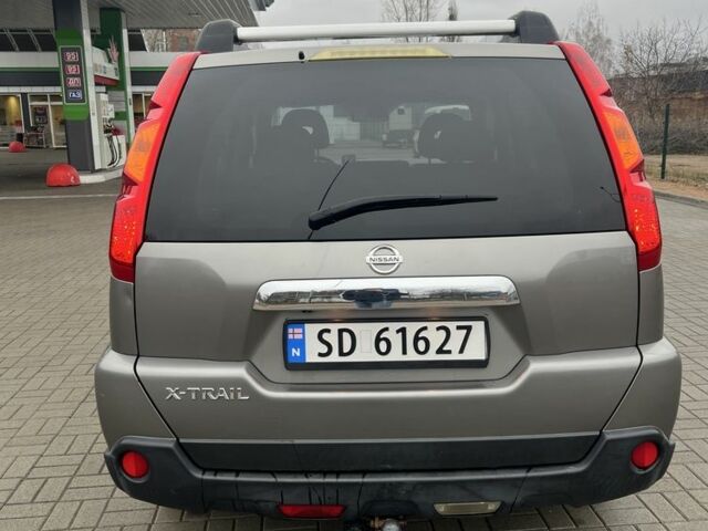 Сірий Ніссан ІксТрейл, об'ємом двигуна 2 л та пробігом 209 тис. км за 5200 $, фото 4 на Automoto.ua