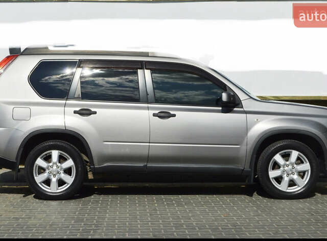 Серый Ниссан ИксТрейл, объемом двигателя 2 л и пробегом 180 тыс. км за 9500 $, фото 1 на Automoto.ua