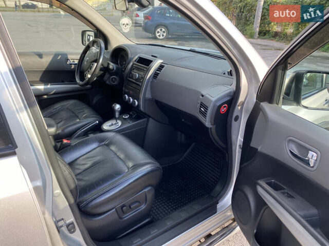 Серый Ниссан ИксТрейл, объемом двигателя 2.49 л и пробегом 226 тыс. км за 8300 $, фото 12 на Automoto.ua