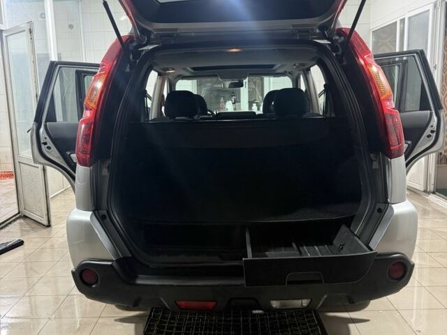 Сірий Ніссан ІксТрейл, об'ємом двигуна 2.5 л та пробігом 175 тис. км за 7600 $, фото 12 на Automoto.ua