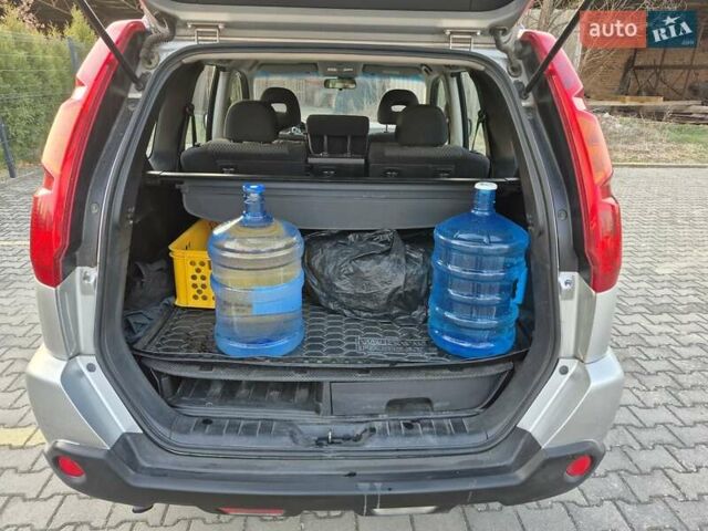 Серый Ниссан ИксТрейл, объемом двигателя 2 л и пробегом 172 тыс. км за 8500 $, фото 6 на Automoto.ua