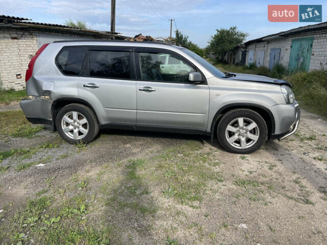 Серый Ниссан ИксТрейл, объемом двигателя 2 л и пробегом 349 тыс. км за 6900 $, фото 2 на Automoto.ua