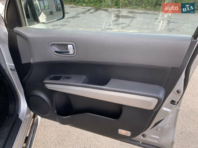 Серый Ниссан ИксТрейл, объемом двигателя 2.49 л и пробегом 226 тыс. км за 8300 $, фото 10 на Automoto.ua