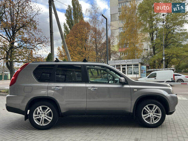 Серый Ниссан ИксТрейл, объемом двигателя 2 л и пробегом 229 тыс. км за 10100 $, фото 5 на Automoto.ua