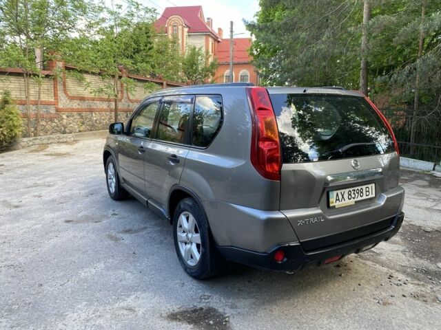 Серый Ниссан ИксТрейл, объемом двигателя 2 л и пробегом 218 тыс. км за 7350 $, фото 4 на Automoto.ua
