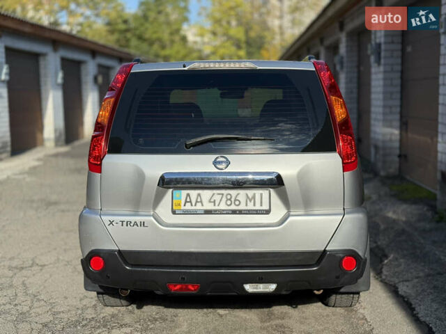 Серый Ниссан ИксТрейл, объемом двигателя 2 л и пробегом 199 тыс. км за 8800 $, фото 4 на Automoto.ua