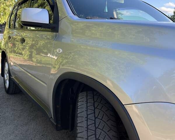 Серый Ниссан ИксТрейл, объемом двигателя 2.49 л и пробегом 195 тыс. км за 9800 $, фото 22 на Automoto.ua