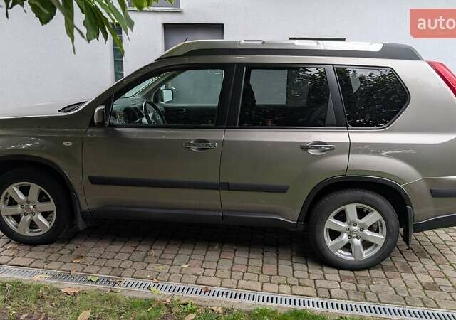 Серый Ниссан ИксТрейл, объемом двигателя 2 л и пробегом 158 тыс. км за 10500 $, фото 2 на Automoto.ua