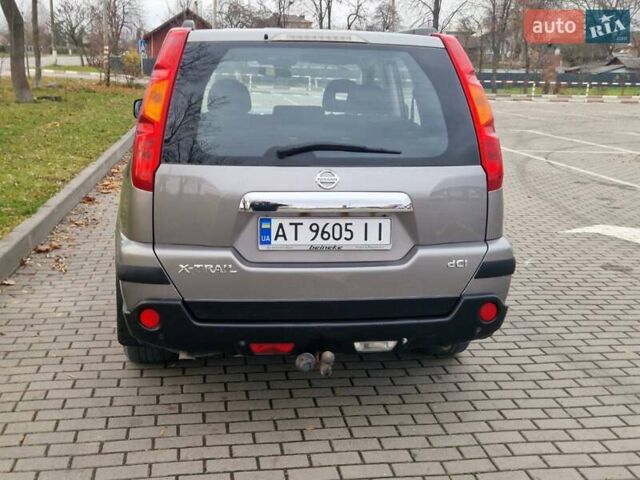 Сірий Ніссан ІксТрейл, об'ємом двигуна 2 л та пробігом 212 тис. км за 9900 $, фото 5 на Automoto.ua