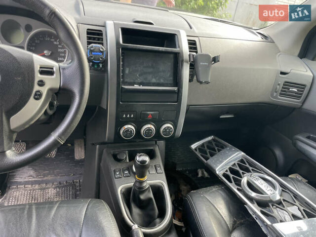 Серый Ниссан ИксТрейл, объемом двигателя 2 л и пробегом 349 тыс. км за 6900 $, фото 12 на Automoto.ua