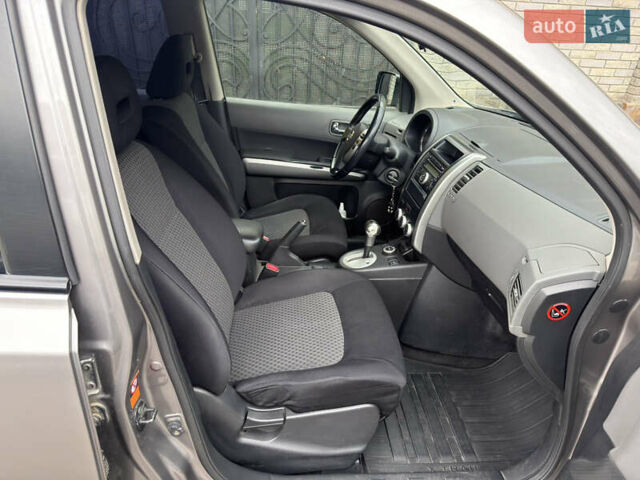 Серый Ниссан ИксТрейл, объемом двигателя 2 л и пробегом 159 тыс. км за 10000 $, фото 19 на Automoto.ua