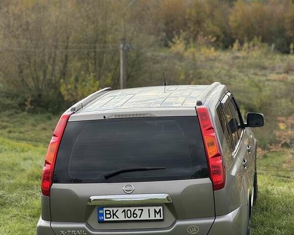 Сірий Ніссан ІксТрейл, об'ємом двигуна 2 л та пробігом 238 тис. км за 9400 $, фото 20 на Automoto.ua