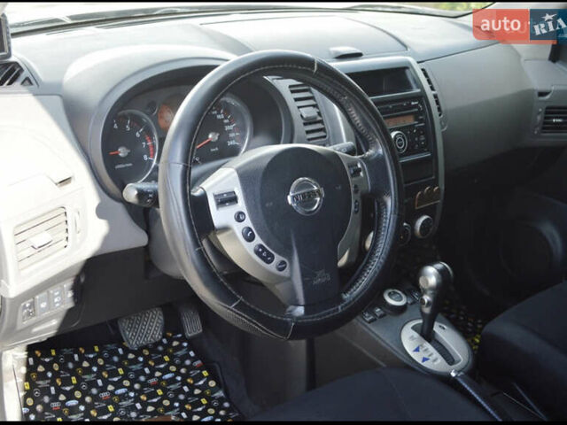 Серый Ниссан ИксТрейл, объемом двигателя 2 л и пробегом 180 тыс. км за 9500 $, фото 4 на Automoto.ua