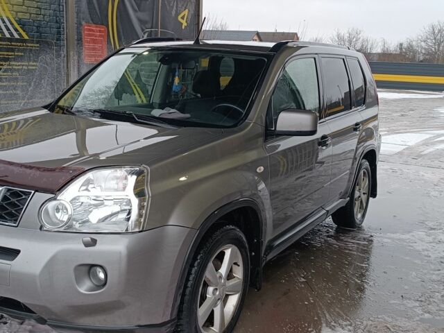 Серый Ниссан ИксТрейл, объемом двигателя 2 л и пробегом 450 тыс. км за 6000 $, фото 1 на Automoto.ua