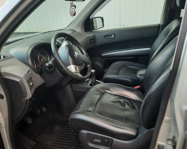 Серый Ниссан ИксТрейл, объемом двигателя 2 л и пробегом 285 тыс. км за 9000 $, фото 1 на Automoto.ua