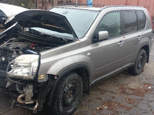 Серый Ниссан ИксТрейл, объемом двигателя 2 л и пробегом 200 тыс. км за 4500 $, фото 5 на Automoto.ua