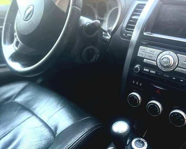 Серый Ниссан ИксТрейл, объемом двигателя 2 л и пробегом 262 тыс. км за 9400 $, фото 2 на Automoto.ua