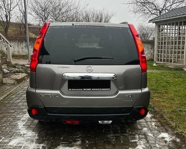 Серый Ниссан ИксТрейл, объемом двигателя 2 л и пробегом 185 тыс. км за 10200 $, фото 4 на Automoto.ua