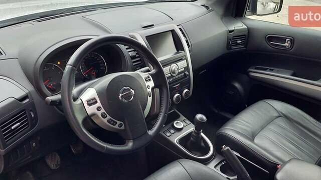 Серый Ниссан ИксТрейл, объемом двигателя 2 л и пробегом 275 тыс. км за 13800 $, фото 4 на Automoto.ua