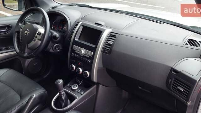 Серый Ниссан ИксТрейл, объемом двигателя 2 л и пробегом 275 тыс. км за 13800 $, фото 8 на Automoto.ua