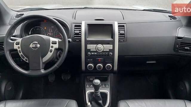 Серый Ниссан ИксТрейл, объемом двигателя 2 л и пробегом 275 тыс. км за 13800 $, фото 6 на Automoto.ua