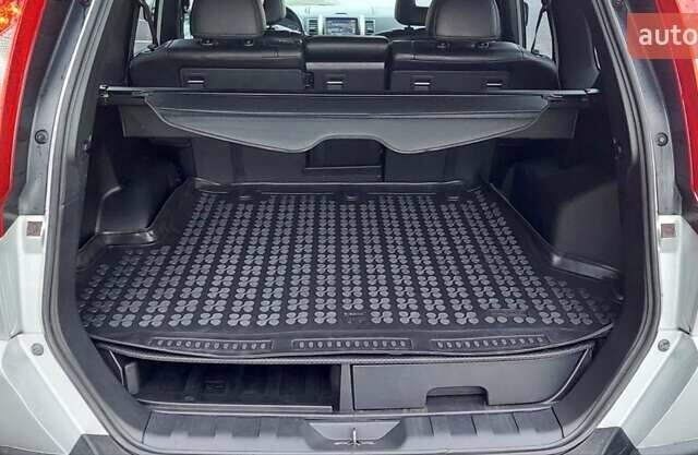 Серый Ниссан ИксТрейл, объемом двигателя 2 л и пробегом 275 тыс. км за 13800 $, фото 5 на Automoto.ua