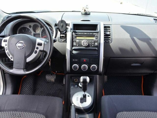 Серый Ниссан ИксТрейл, объемом двигателя 2 л и пробегом 317 тыс. км за 7000 $, фото 4 на Automoto.ua