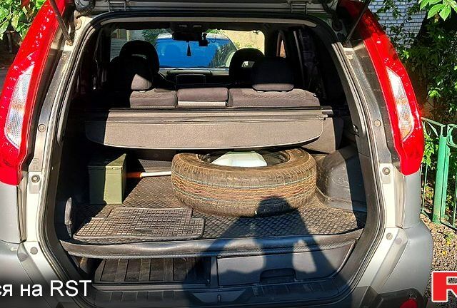 Серый Ниссан ИксТрейл, объемом двигателя 2.5 л и пробегом 183 тыс. км за 11000 $, фото 2 на Automoto.ua