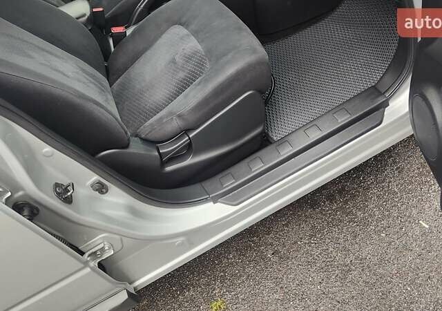 Серый Ниссан ИксТрейл, объемом двигателя 2.49 л и пробегом 217 тыс. км за 10000 $, фото 19 на Automoto.ua