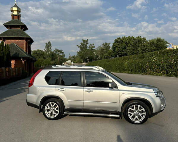 Серый Ниссан ИксТрейл, объемом двигателя 2 л и пробегом 245 тыс. км за 9999 $, фото 2 на Automoto.ua