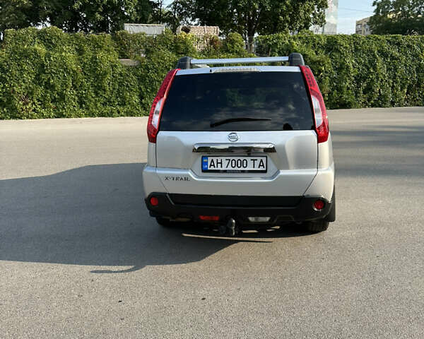 Серый Ниссан ИксТрейл, объемом двигателя 2 л и пробегом 245 тыс. км за 9999 $, фото 4 на Automoto.ua