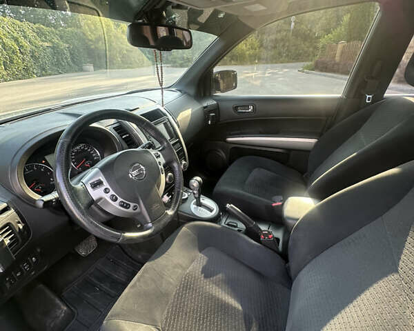 Серый Ниссан ИксТрейл, объемом двигателя 2 л и пробегом 255 тыс. км за 10500 $, фото 6 на Automoto.ua