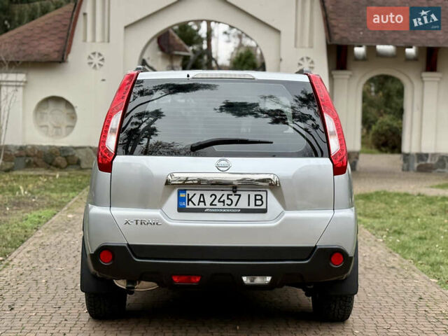 Серый Ниссан ИксТрейл, объемом двигателя 2.49 л и пробегом 199 тыс. км за 11700 $, фото 2 на Automoto.ua