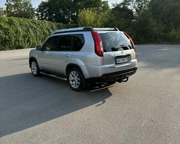 Серый Ниссан ИксТрейл, объемом двигателя 2 л и пробегом 245 тыс. км за 9999 $, фото 5 на Automoto.ua