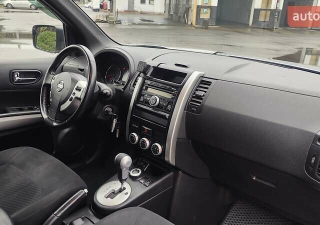 Серый Ниссан ИксТрейл, объемом двигателя 2.49 л и пробегом 217 тыс. км за 10000 $, фото 16 на Automoto.ua