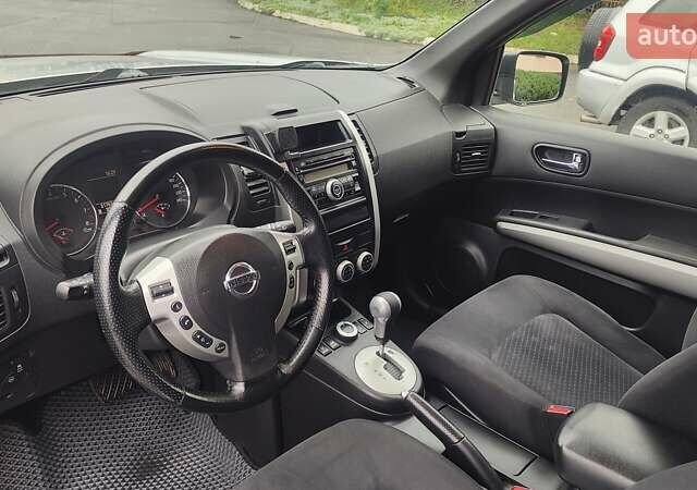 Серый Ниссан ИксТрейл, объемом двигателя 2.49 л и пробегом 217 тыс. км за 10000 $, фото 13 на Automoto.ua