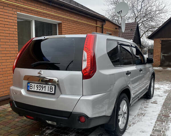 Сірий Ніссан ІксТрейл, об'ємом двигуна 2 л та пробігом 225 тис. км за 12000 $, фото 1 на Automoto.ua