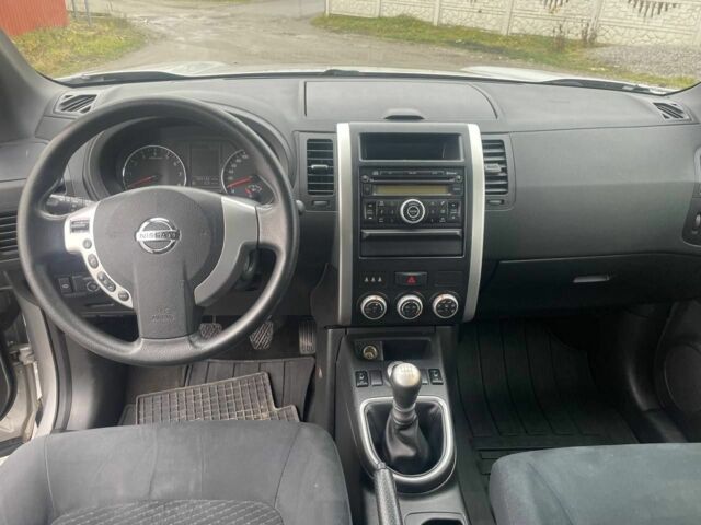 Серый Ниссан ИксТрейл, объемом двигателя 2 л и пробегом 265 тыс. км за 8700 $, фото 2 на Automoto.ua