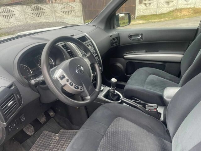 Серый Ниссан ИксТрейл, объемом двигателя 2 л и пробегом 265 тыс. км за 8700 $, фото 3 на Automoto.ua