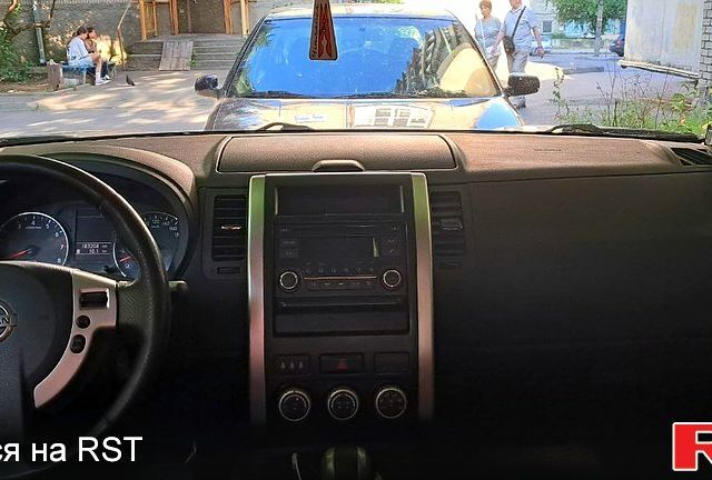 Серый Ниссан ИксТрейл, объемом двигателя 2.5 л и пробегом 183 тыс. км за 11000 $, фото 5 на Automoto.ua