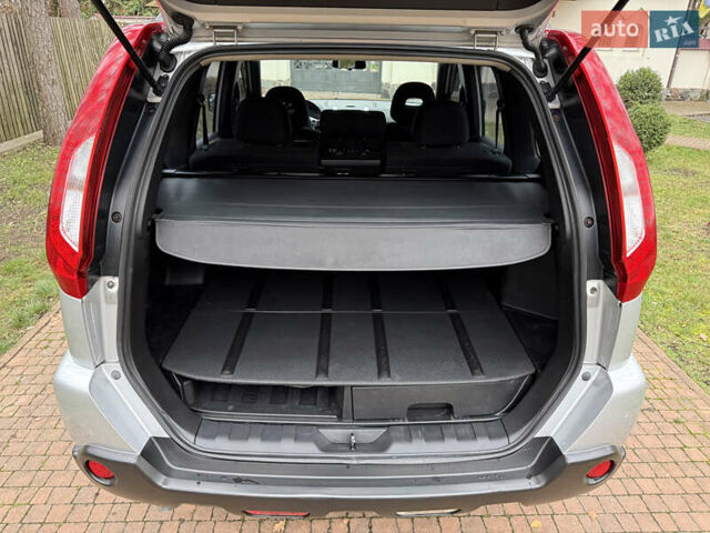 Серый Ниссан ИксТрейл, объемом двигателя 2.49 л и пробегом 199 тыс. км за 11700 $, фото 126 на Automoto.ua