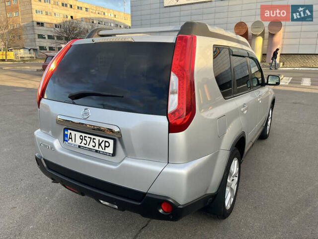 Серый Ниссан ИксТрейл, объемом двигателя 2 л и пробегом 180 тыс. км за 10800 $, фото 5 на Automoto.ua