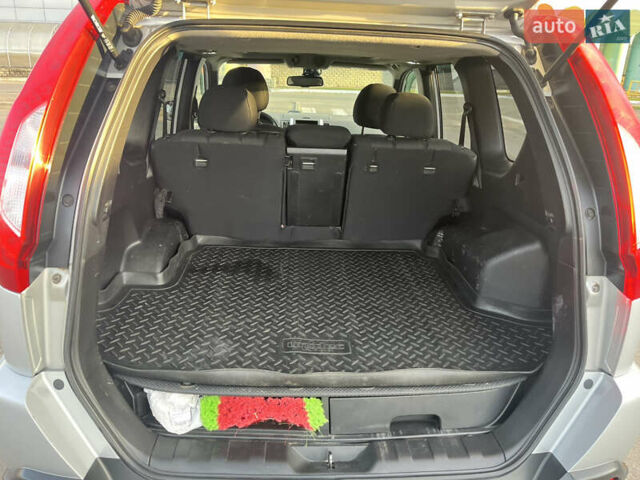 Серый Ниссан ИксТрейл, объемом двигателя 2 л и пробегом 180 тыс. км за 10800 $, фото 12 на Automoto.ua
