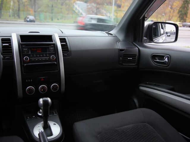 Серый Ниссан ИксТрейл, объемом двигателя 2 л и пробегом 193 тыс. км за 1950 $, фото 12 на Automoto.ua