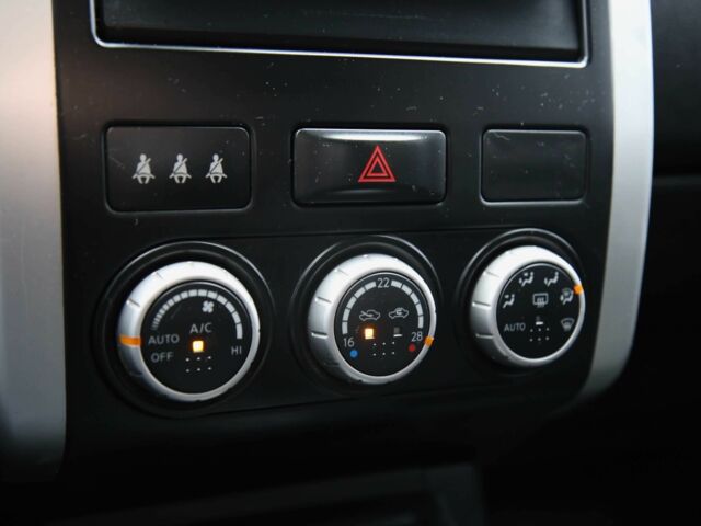 Серый Ниссан ИксТрейл, объемом двигателя 2 л и пробегом 193 тыс. км за 1950 $, фото 17 на Automoto.ua